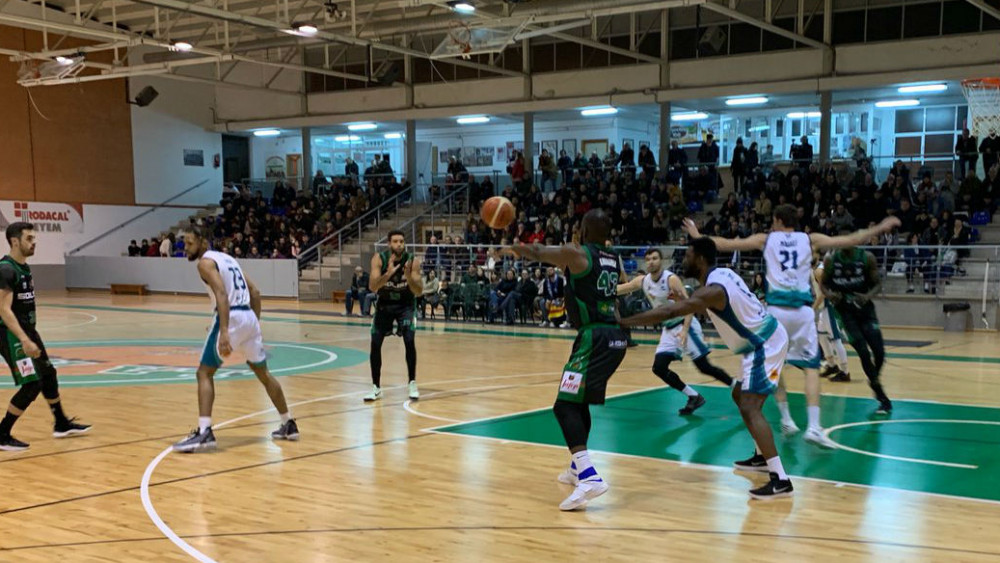 Olivier trata de asistir a un compañero durante el partido (Fotos: Hestia Menorca)