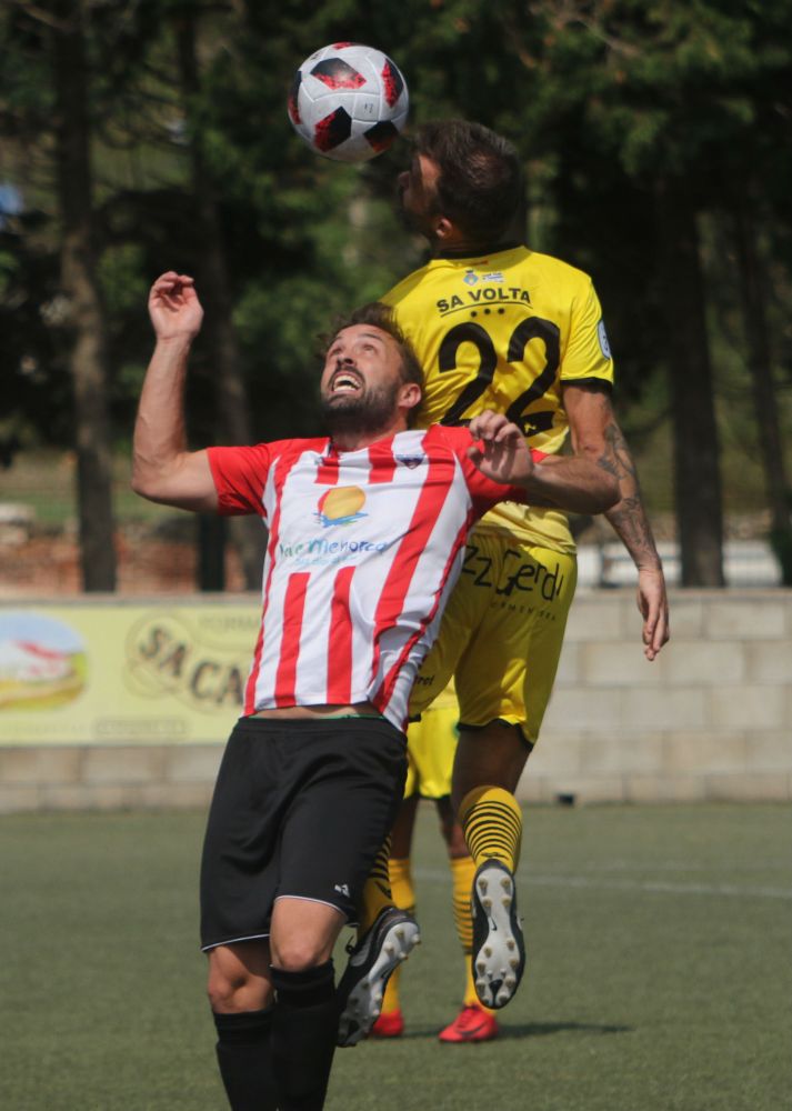 Rubén salta junto a un jugador del Formentera.