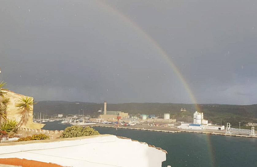 Imagen del arco iris sobre el puerto (Foto: Juan Valdespina)