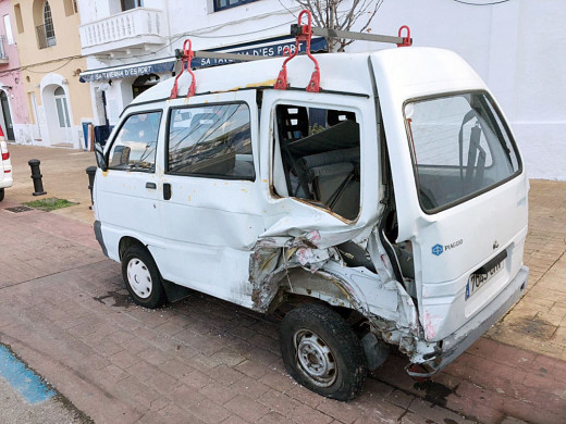 Imagen de la furgoneta embestida (Foto: Tolo Mercadal)