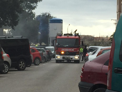 (Fotos) Incendiado un contenedor de cartón en la calle Font i Vidal de Maó