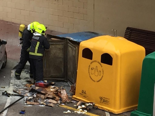 (Fotos) Incendiado un contenedor de cartón en la calle Font i Vidal de Maó