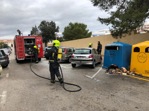 (Fotos) Incendiado un contenedor de cartón en la calle Font i Vidal de Maó