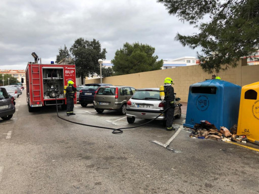 (Fotos) Incendiado un contenedor de cartón en la calle Font i Vidal de Maó