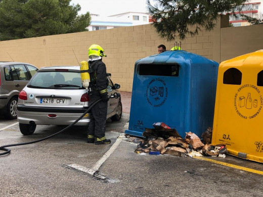 (Fotos) Incendiado un contenedor de cartón en la calle Font i Vidal de Maó