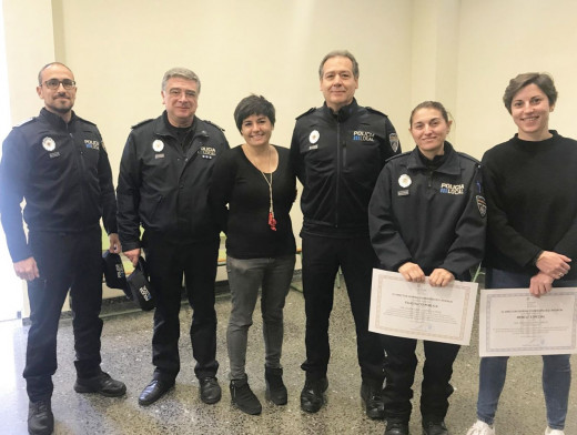 Maribel Portella y María Campins con la concejala Laia Obrador y otros policías tutores