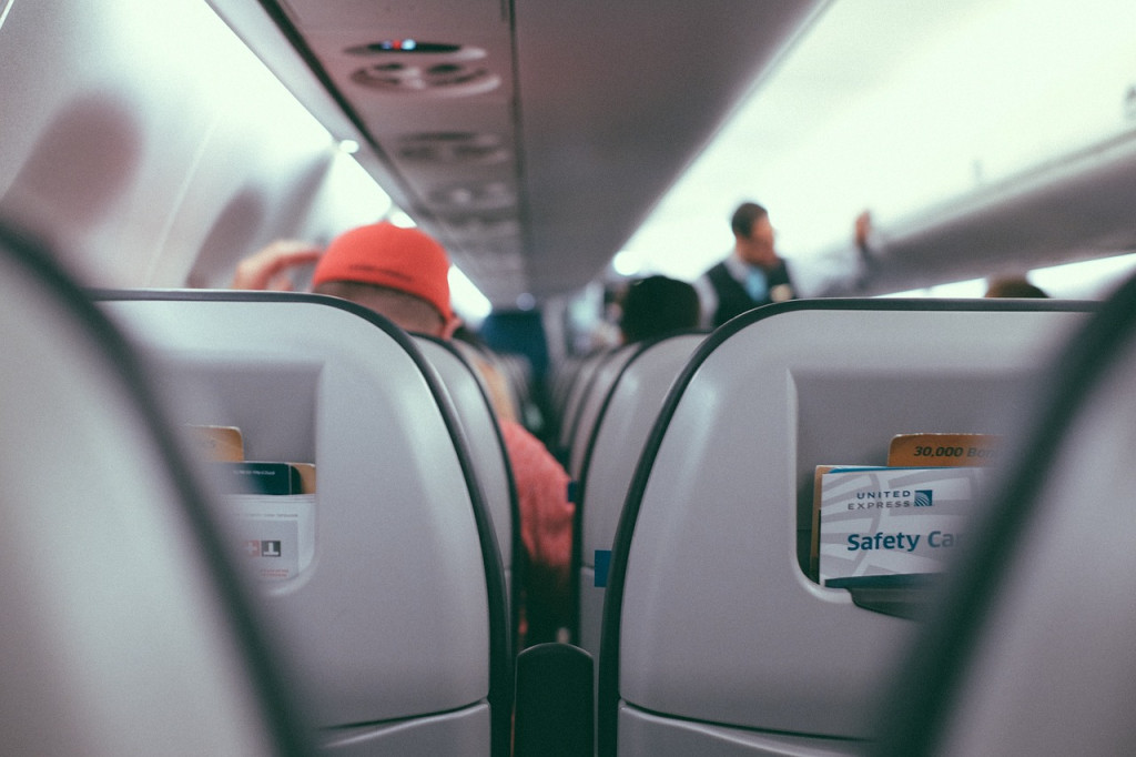 Interior de un avión de pasajeros