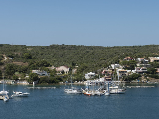 (Fotos) Construyen un pantalán flotante de 140 metros en la Colársega del puerto de Maó