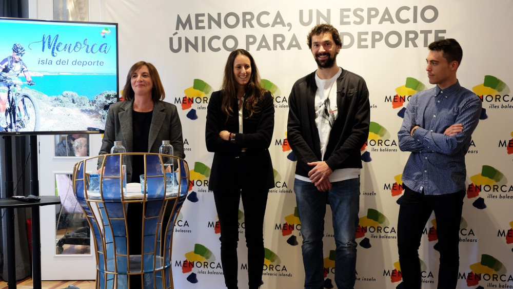 Maite Salord, junto a los deportistas.