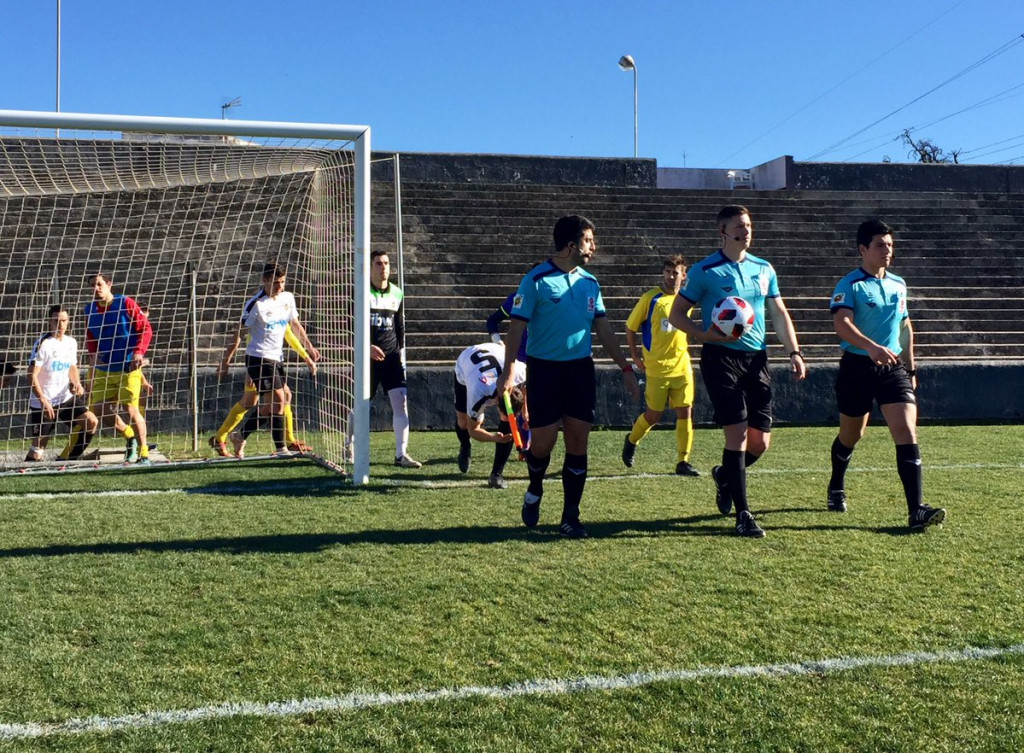 Salida de los jugadores al campo (Foto: CE Constància)