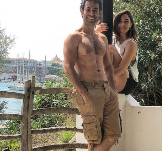 Candela Serrat y Daniel Muriel en la casa que Joan Manel Serrat tiene en el puerto de Maó (Foto: @danimuriel)