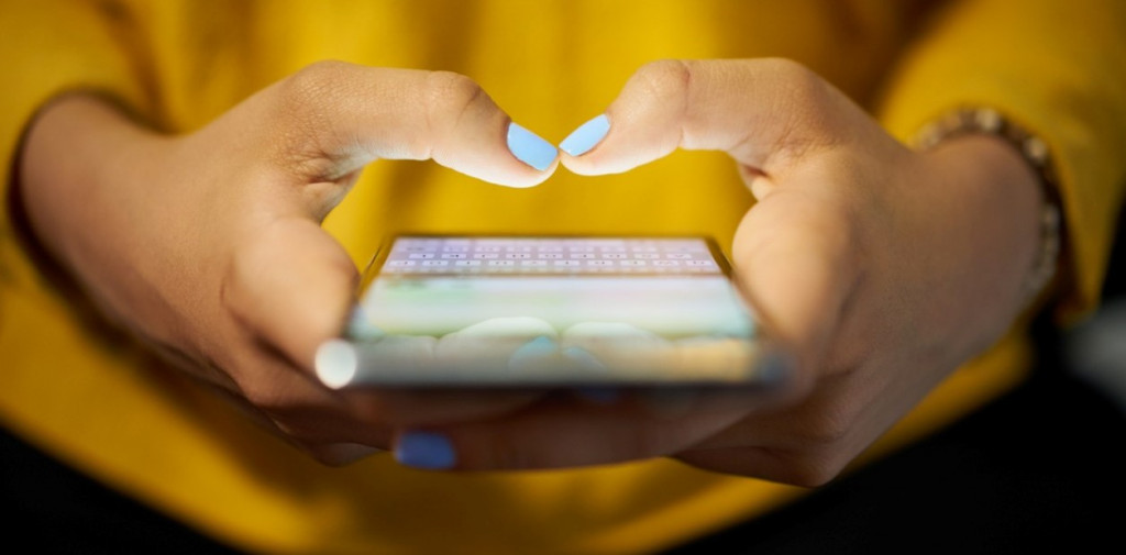 Una mujer usa el teléfono.