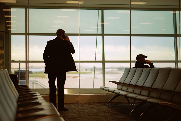 Pasajero en un aeropuerto.