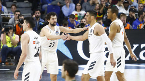 Llull felicita a sus compañeros (Foto: ACB Photo)