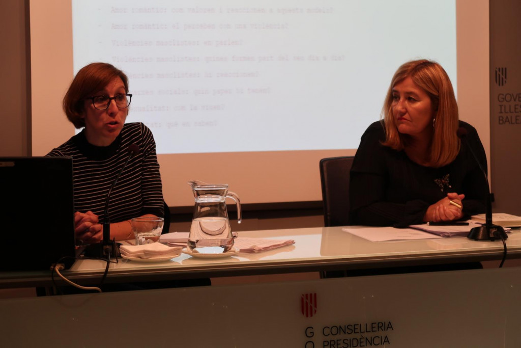 Rosa Cursach, directora del IBdona, y Catalina Gayà, directora del estudio presentado