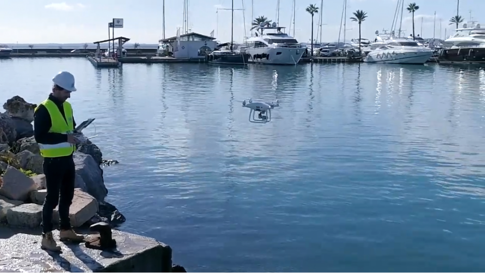 La prueba piloto se desarrolla en el puerto de Alcúdia (Fotos: Ports de Balears)