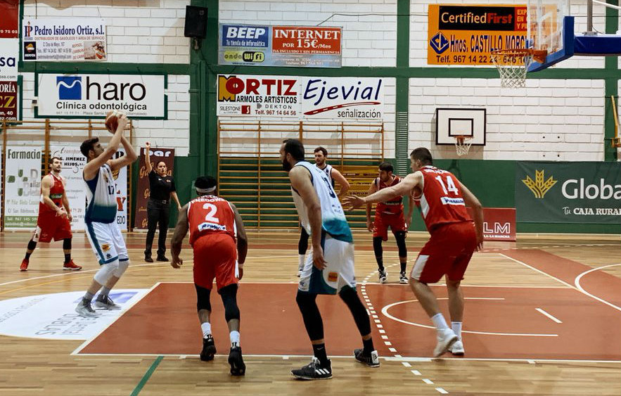 Tiro libre de Carlos Poyatos (Fotos: Hestia Menorca)