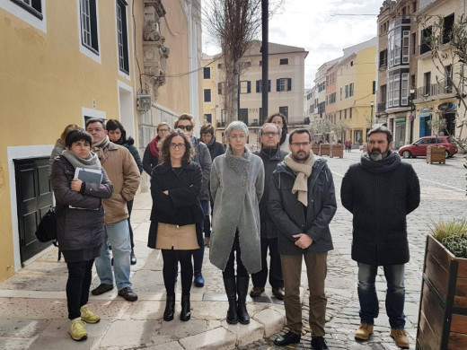 (Fotos) Silencio en Maó por la última víctima de violencia de género