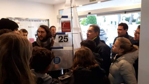 Jóvenes aficionados a la vela acudieron a ver el velero teledirigido (Foto: (Club Nàutic Ciutadella)