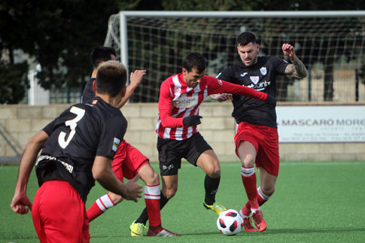 Guillem Martí pelea por un balón (Foto: deportesmenorca.com)