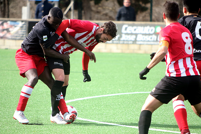 Rubén Carreras disputa un balón (Fotos: deportesmenorca.com)