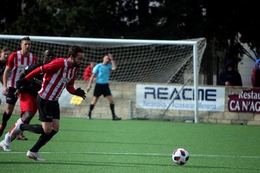 Rubén avanza con el balón.