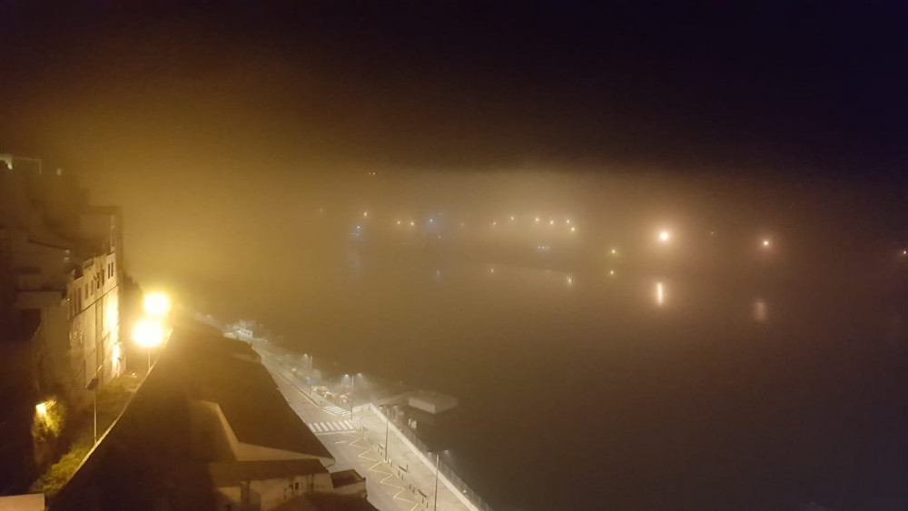 La niebla sobre el puerto de Maó a primera hora de la mañana (Fotos: Juan Valdespina)