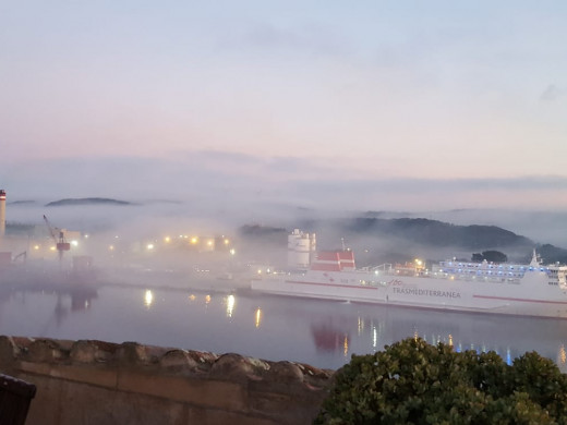 (Galería de fotos) Una intensa niebla cubre el puerto de Maó