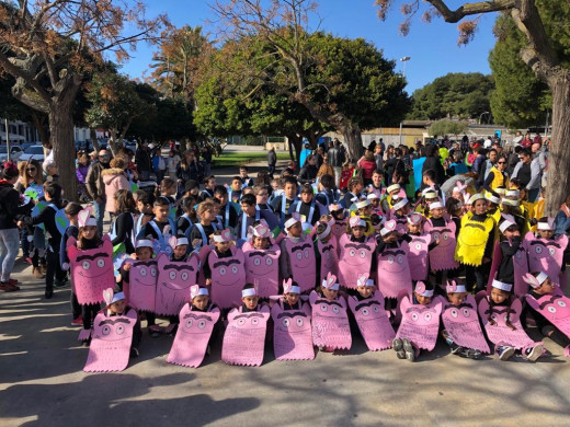 (Galería de fotos y vídeo) Carnaval infantil lleno de color y música en Maó