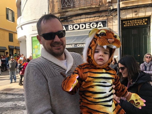 (Galería de fotos y vídeo) Carnaval infantil lleno de color y música en Maó