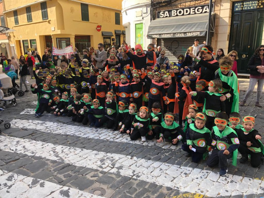 (Galería de fotos y vídeo) Carnaval infantil lleno de color y música en Maó