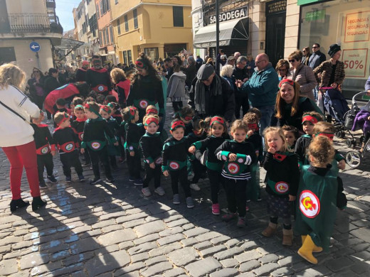 (Galería de fotos y vídeo) Carnaval infantil lleno de color y música en Maó