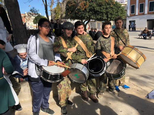 (Galería de fotos y vídeo) Carnaval infantil lleno de color y música en Maó