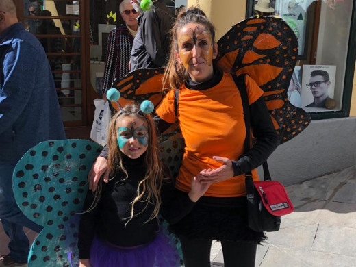 (Galería de fotos y vídeo) Carnaval infantil lleno de color y música en Maó