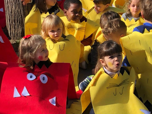 (Galería de fotos y vídeo) Carnaval infantil lleno de color y música en Maó