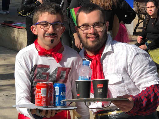 (Galería de fotos y vídeo) Carnaval infantil lleno de color y música en Maó