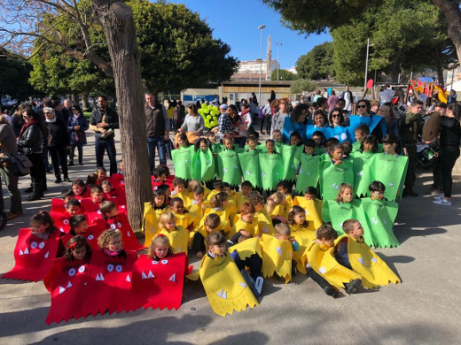 (Galería de fotos y vídeo) Carnaval infantil lleno de color y música en Maó