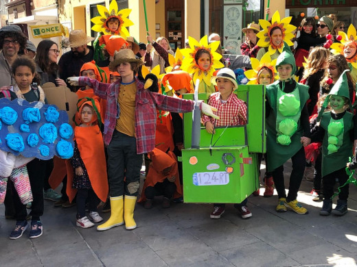 (Galería de fotos y vídeo) Carnaval infantil lleno de color y música en Maó