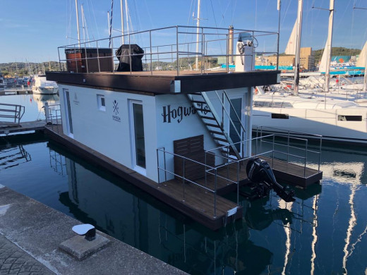 (Fotos) “Hogwarts”: el barco casa que impacta en el puerto de Maó