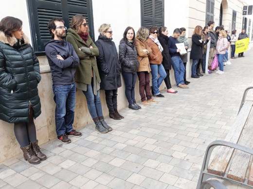 (Fotos) Silencio en Maó por la última víctima de violencia de género