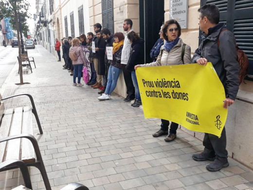 (Fotos) Silencio en Maó por la última víctima de violencia de género