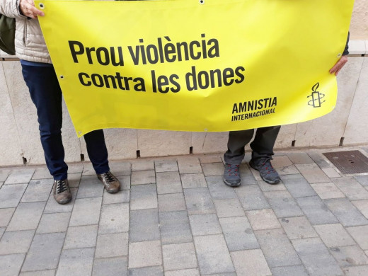 (Fotos) Silencio en Maó por la última víctima de violencia de género