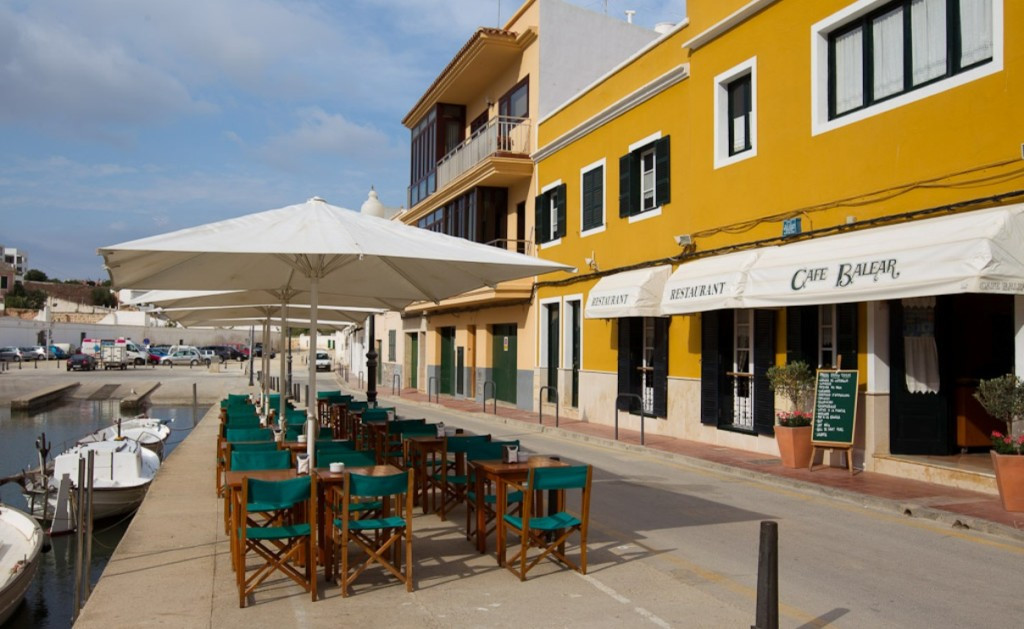 Terraza y fachada del Cafè Balear.