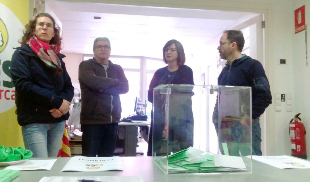 Los candidatos nº 1 al Consell, Maite Salord, y al Parlament, Josep Castell, siguieron la jornada de votaciones