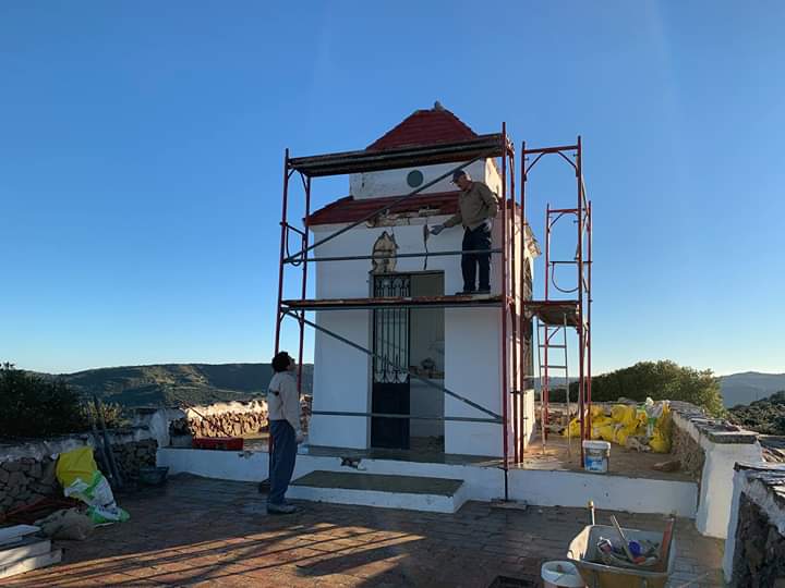 Numerosos voluntarios de Ferreries se unen al proyecto de reforma de la ermita. (Foto: Camins Ferreries)