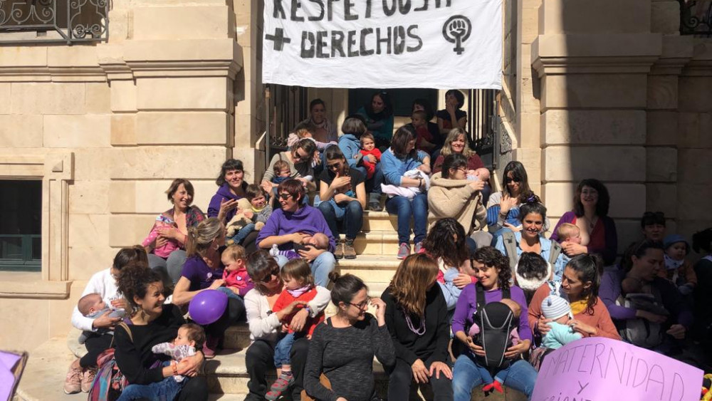 Un nuemeroso grupo de mujeres se han reunido con su bebés en la puerto del Ayuntamiento de Maó