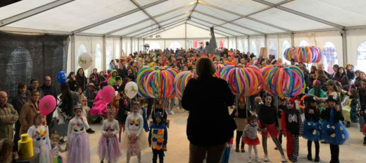 Mucha gente en el Carnaval (Foto: Aj Es Castell)