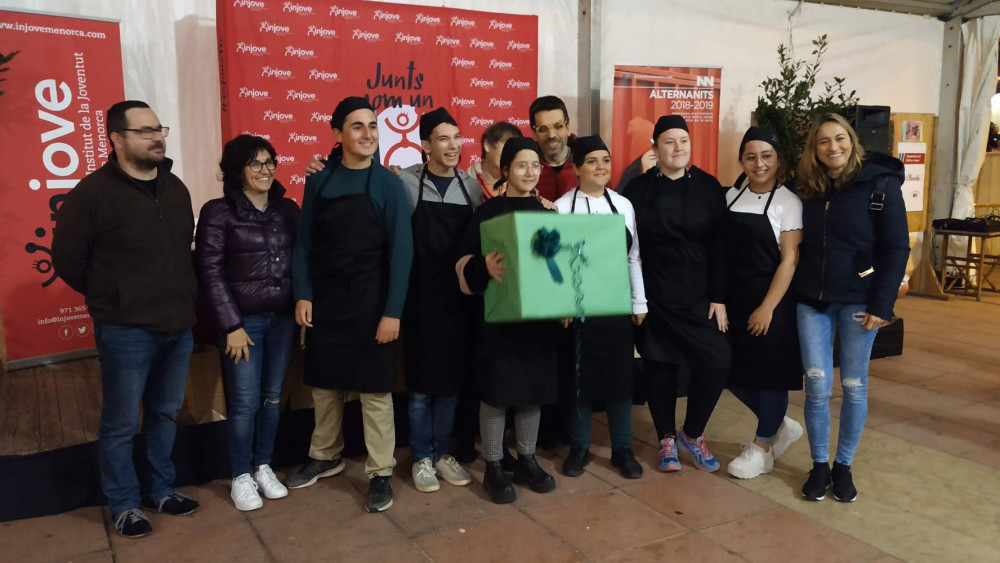 El equipo del Casal de Joves de Ciutadella preparó los mejores "guixons amb calamars"