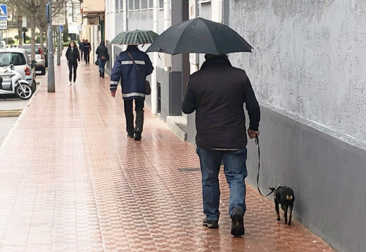 Gente con paraguas en Maó (Foto: Tolo Mercadal)