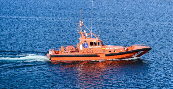 Los servicios de emergencia recorren la ruta marítima del barco